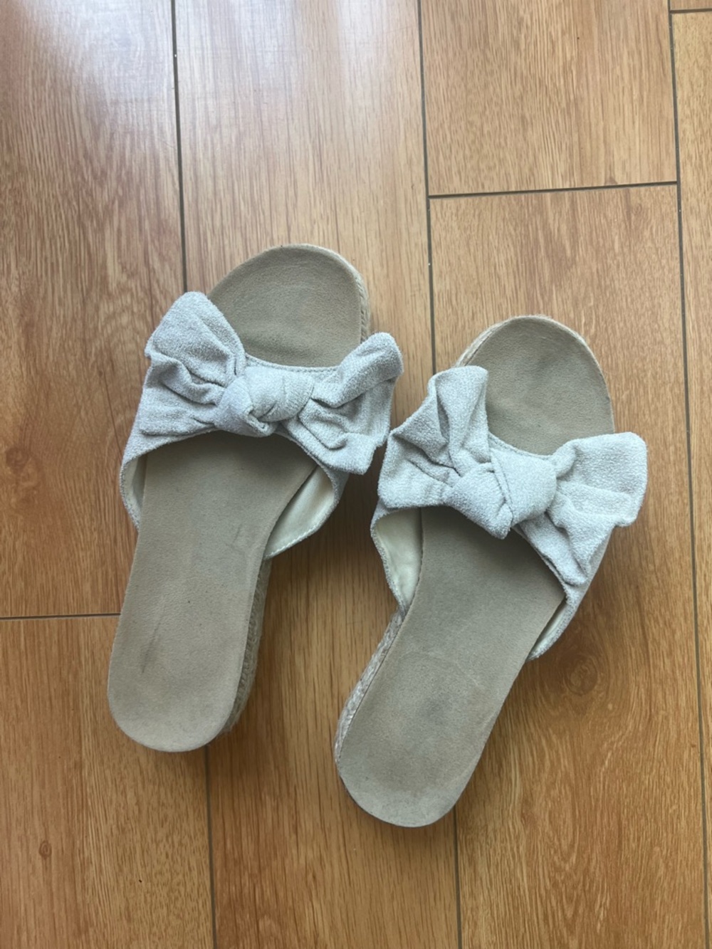 Bow-Tie Slide Sandals in Light Beige - Women's Comfort Slides